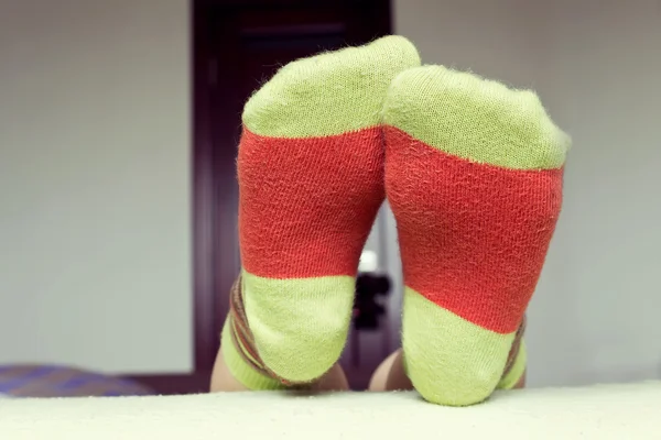 Närbild av strumpor på fötterna — Stockfoto