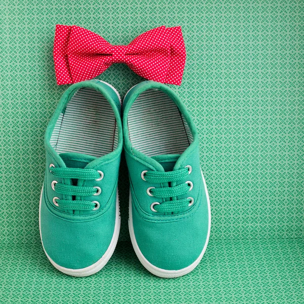 Bow tie y zapatillas deportivas — Foto de Stock