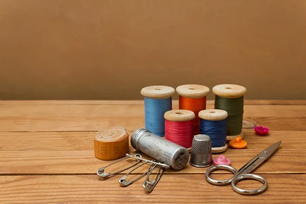바느질 도구와 컬러 스레드 배경 — 스톡 사진