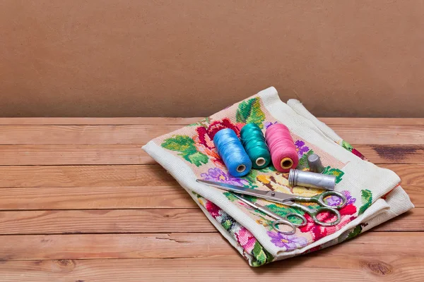Фон з швейними інструментами та кольоровою ниткою — стокове фото
