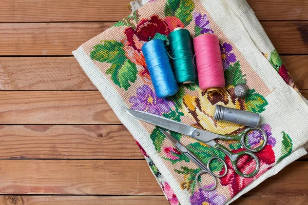 Background  with sewing tools and colored thread — Stock Photo, Image