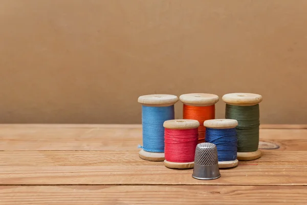 Spools of thread and thimble — Stock Photo, Image