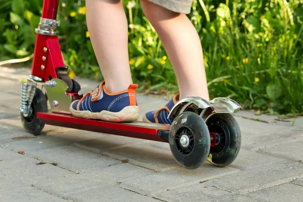 Garçon jouer mini scooter, coup de pied scooter dans le parc — Photo