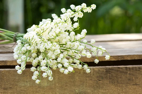 Giglio maggio su tavolo di legno — Foto Stock