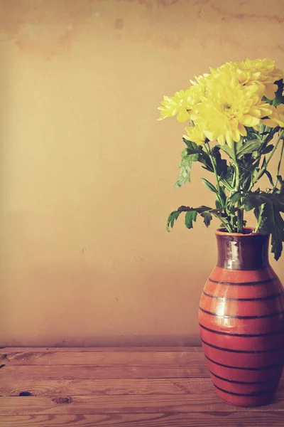 Kytice ve váze na grunge pozadí žluté chryzantémy — Stock fotografie