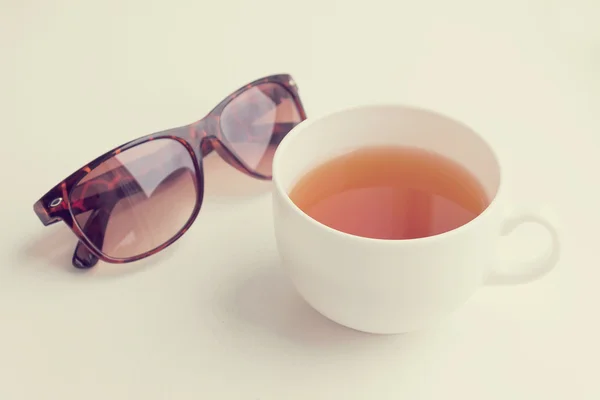 Färskt grönt te och solglasögon med retro filtereffekten — Stockfoto