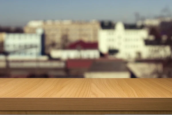 Mesa de madera sobre fondo borroso ciudad al aire libre — Foto de Stock