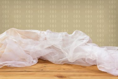 boş ahşap masa masa örtüsü üzerinde duvar kağıdı ile