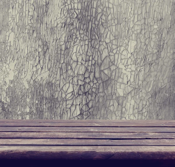 Фон с пустым деревянным столом и гранж-стеной — стоковое фото