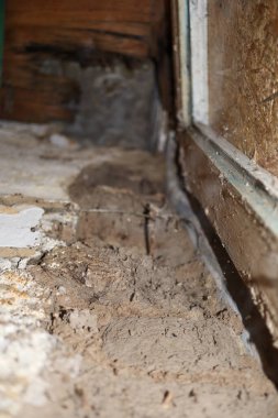 Eski, mahvolmuş pencere çerçevesi