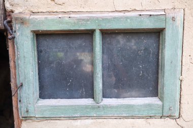 Duvardaki eski vintage pencere