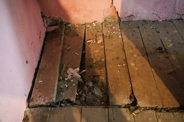 Eski harabe ahşap parkur eski evin içinde