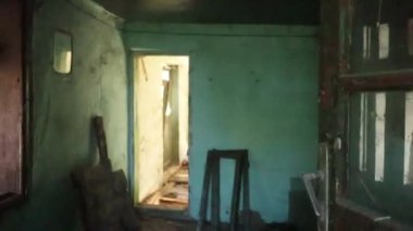 Kırsal kesimden eski harap olmuş perili ev, Cadılar Bayramı için korkunç bir geçmiş. 
