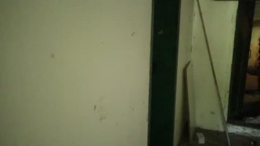 Kırsal kesimden eski harap olmuş perili ev, Cadılar Bayramı için korkunç bir geçmiş. 