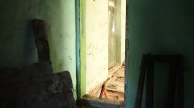 Erkek zombi sahnesi, harap olmuş bölge, korku filmi, Cadılar Bayramı ve diğerleri için. 