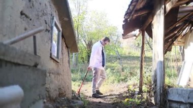 Erkek zombi sahnesi, harap olmuş bölge, korku filmi, Cadılar Bayramı ve diğerleri için. 