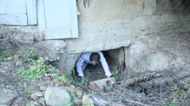 Erkek zombi sahnesi, harap olmuş bölge, korku filmi, Cadılar Bayramı ve diğerleri için. 