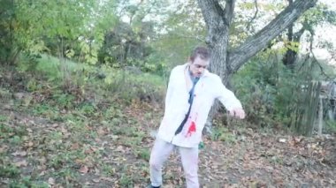 Erkek zombi sahnesi, harap olmuş bölge, korku filmi, Cadılar Bayramı ve diğerleri için. 