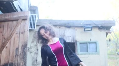 Kadın zombi sahnesi, harap bölge, korku filmi, Cadılar Bayramı ve diğerleri için. 