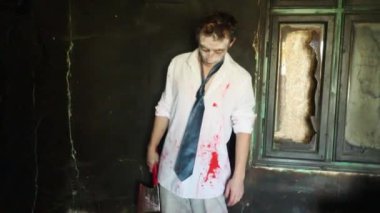 Erkek zombi sahnesi, harap olmuş bölge, korku filmi, Cadılar Bayramı ve diğerleri için. 