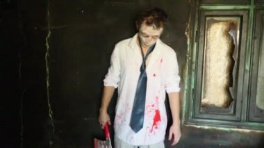 Erkek zombi sahnesi, harap olmuş bölge, korku filmi, Cadılar Bayramı ve diğerleri için. 