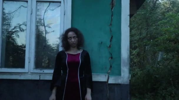 女性ゾンビシーン 荒廃地域の田舎 ホラー撮影 ハロウィーンなどのための — ストック動画