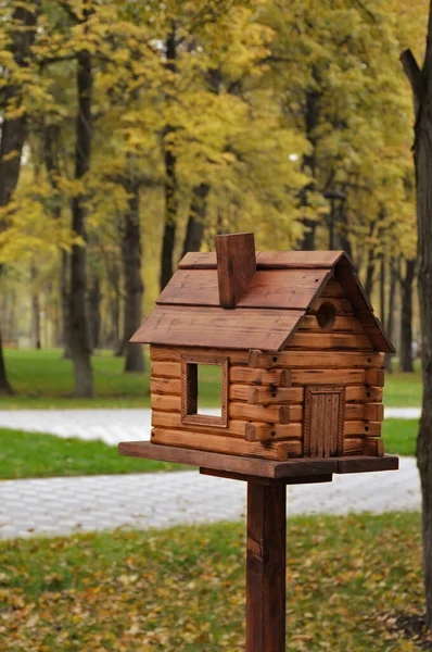 Malý Dřevěný Domek Parku Krmivo Pro Ptáky Veverky — Stock fotografie