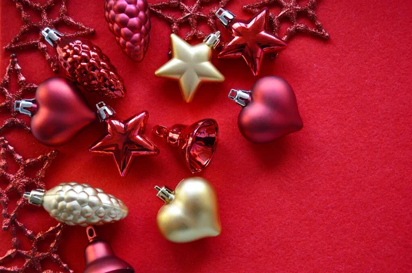 Brinquedos Abeto Brilhantes Fundo Vermelho Cones Estrelas Corações Decoração Natal — Fotografia de Stock