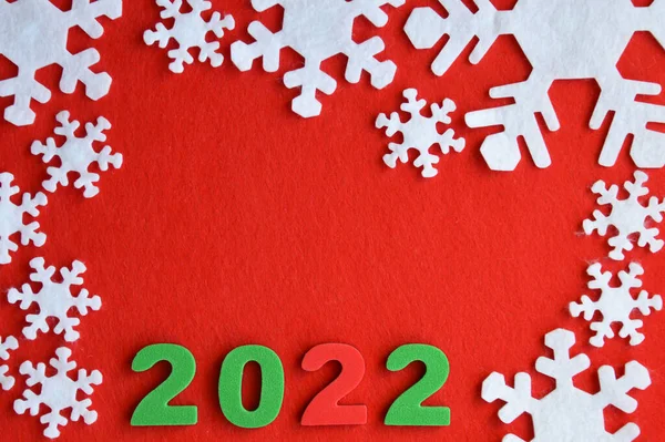 赤い背景にフェルトで作られた白い雪片 新年の登録 2022年 — ストック写真