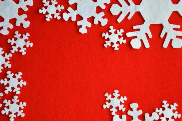 Fiocchi Neve Bianchi Feltro Fondo Rosso Decorazione Natale Capodanno — Foto Stock