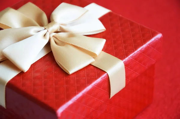 Ένα Κόκκινο Κουτί Δώρου Χρυσή Κορδέλα Ιστορικό Διακόσμησης Χριστουγέννων Και — Φωτογραφία Αρχείου