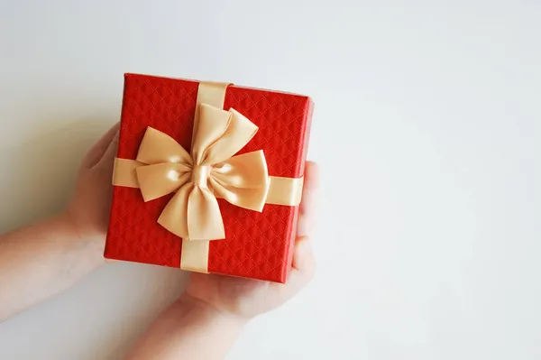 Παιδί Κρατά Ένα Κόκκινο Κουτί Ένα Χρυσό Τόξο Για Δώρο — Φωτογραφία Αρχείου