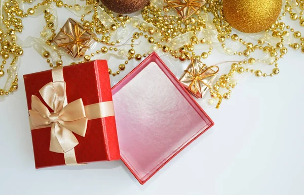 Una Caja Regalo Roja Abierta Cuentas Oro Una Bola Navidad — Foto de Stock