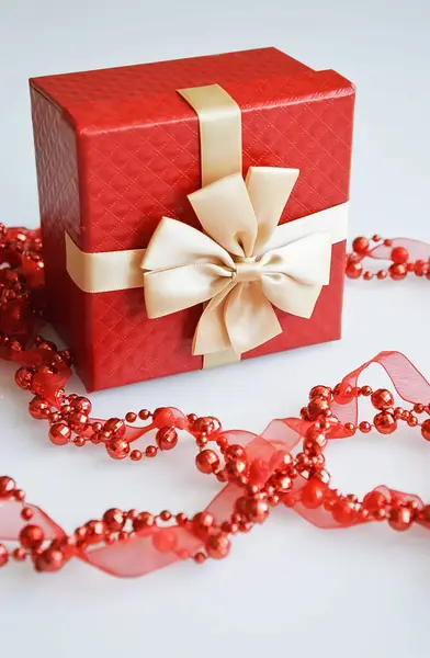 Κόκκινο Κουτί Δώρου Και Κόκκινες Χάντρες Στο Χριστουγεννιάτικο Δέντρο Λευκό — Φωτογραφία Αρχείου