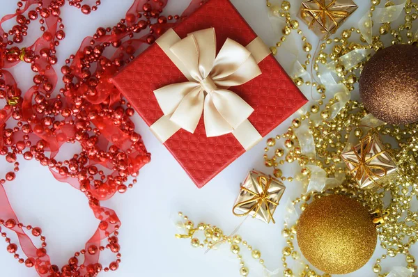 Una Caja Regalo Roja Con Lazo Dorado Cuentas Amarillas Rojas — Foto de Stock