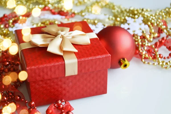 Ένα Κόκκινο Κουτί Δώρου Και Μια Κόκκινη Μπάλα Στο Χριστουγεννιάτικο — Φωτογραφία Αρχείου