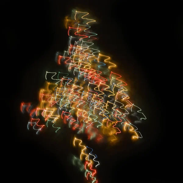 黒を背景にカラフルなネオンクリスマスツリー 抽象化です メリークリスマスとハッピーニューイヤーのための装飾の背景 冬休み — ストック写真