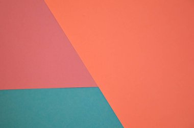 Kağıt yaprakları, geometri, soyutlama. Tasarım için arka plan. Pastel mavi, soluk pembe, mercan renkleri.