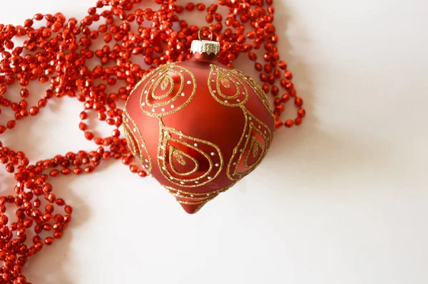 Κόκκινη Χριστουγεννιάτικη Μπάλα Χρυσή Διακόσμηση Και Χάντρες Λευκό Φόντο Μια — Φωτογραφία Αρχείου