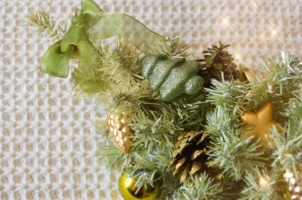Árvore Natal Festiva Verde Com Brinquedos Cobertor Malha Fundo Para — Fotografia de Stock