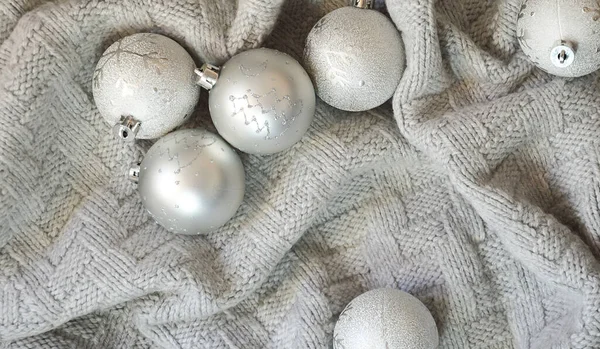 灰色闪亮的圣诞球在针织格子布上 圣诞节和新年的背景 — 图库照片