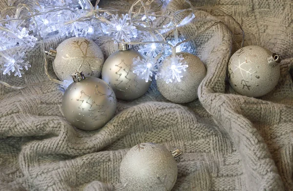 灰色闪亮的圣诞球和蓝色的花环在针织格子布上 圣诞节和新年的背景 — 图库照片