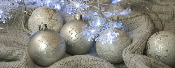 Boules Noël Gris Brillant Une Guirlande Bleue Sur Plaid Tricoté — Photo