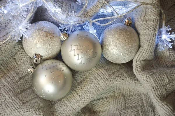 Γκρι Γυαλιστερά Χριστουγεννιάτικα Μπαλάκια Και Μια Μπλε Γιρλάντα Πλεκτό Καρό — Φωτογραφία Αρχείου
