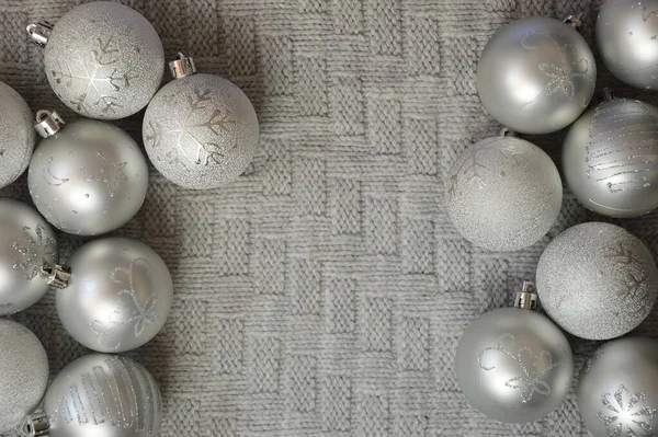 Grijze Glimmende Kerstballen Een Gebreide Ruit Achtergrond Voor Kerstmis Nieuwjaar — Stockfoto