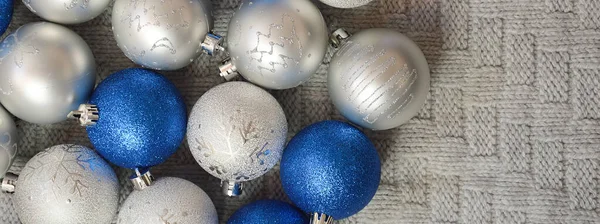 Bolas Navidad Brillantes Grises Azules Tejido Cuadros Fondo Para Navidad —  Fotos de Stock
