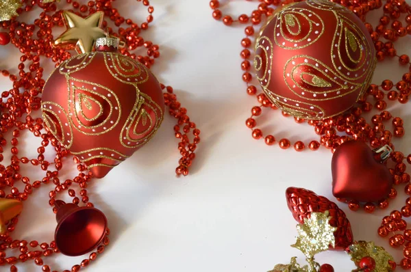 Κόκκινες Μπάλες Για Χριστουγεννιάτικο Δέντρο Και Χάντρες Για Διακόσμηση Για — Φωτογραφία Αρχείου