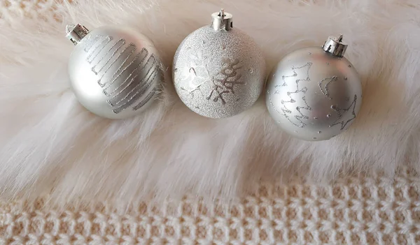 크리스마스 트리를 회색빛나는 공들이 플라스미드 크리스마스와 새해를 배경으로 — 스톡 사진