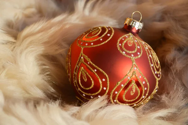 Κόκκινη Χριστουγεννιάτικη Μπάλα Είναι Ξαπλωμένη Στη Γούνα Ιστορικό Διακόσμησης Χριστουγέννων — Φωτογραφία Αρχείου