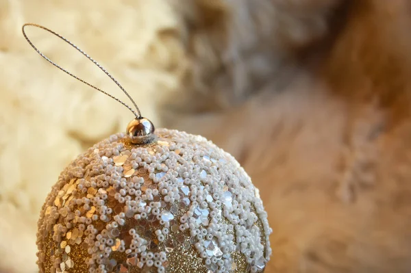 Une Boule Noël Brillante Avec Des Perles Blanches Sur Fond — Photo